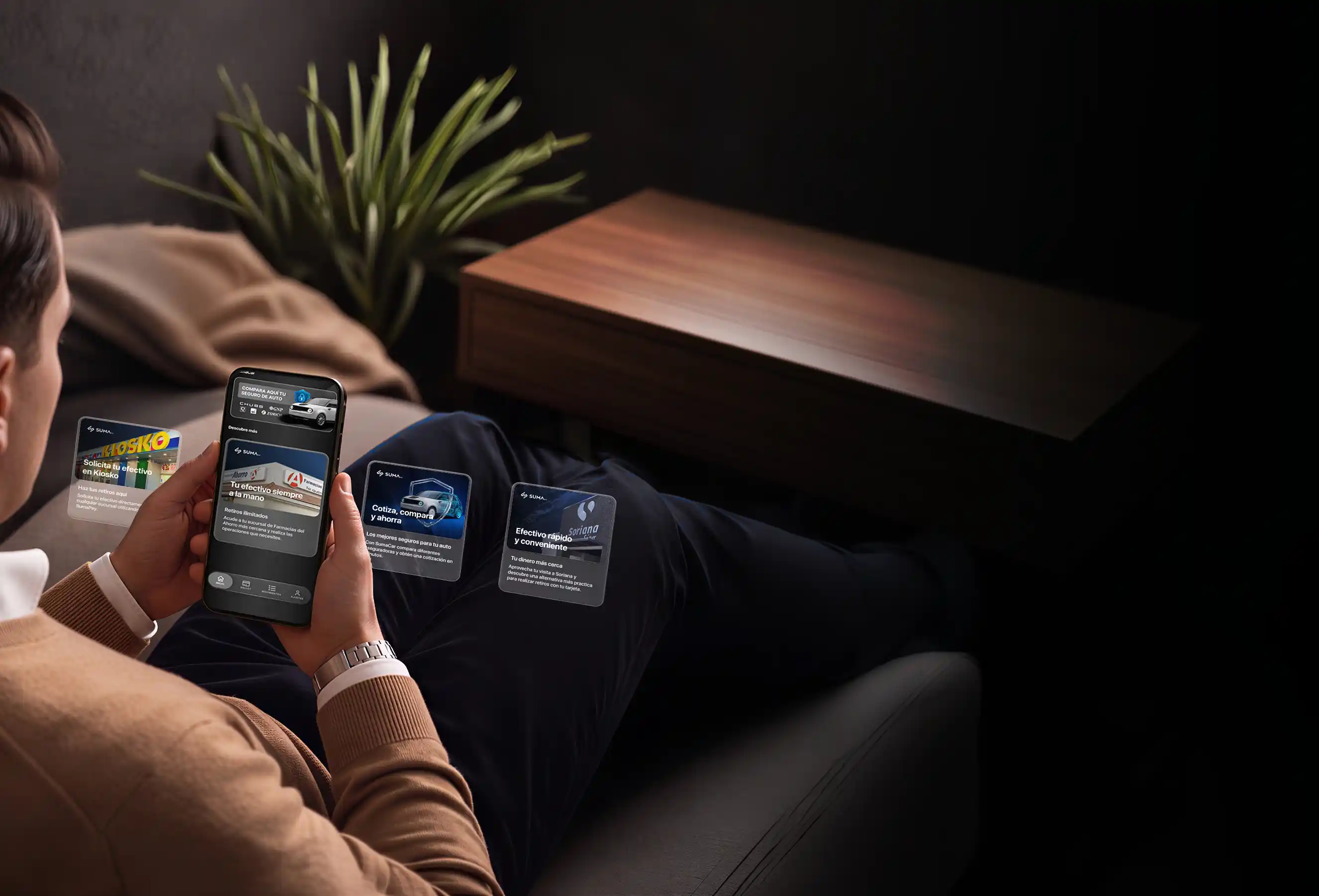 Persona revisando en su teléfono las alianzas disponibles en la app SumaPay