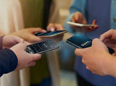 Tarjeta SumaPay Empresarial Visa junto a un teléfono con la app SumaPay